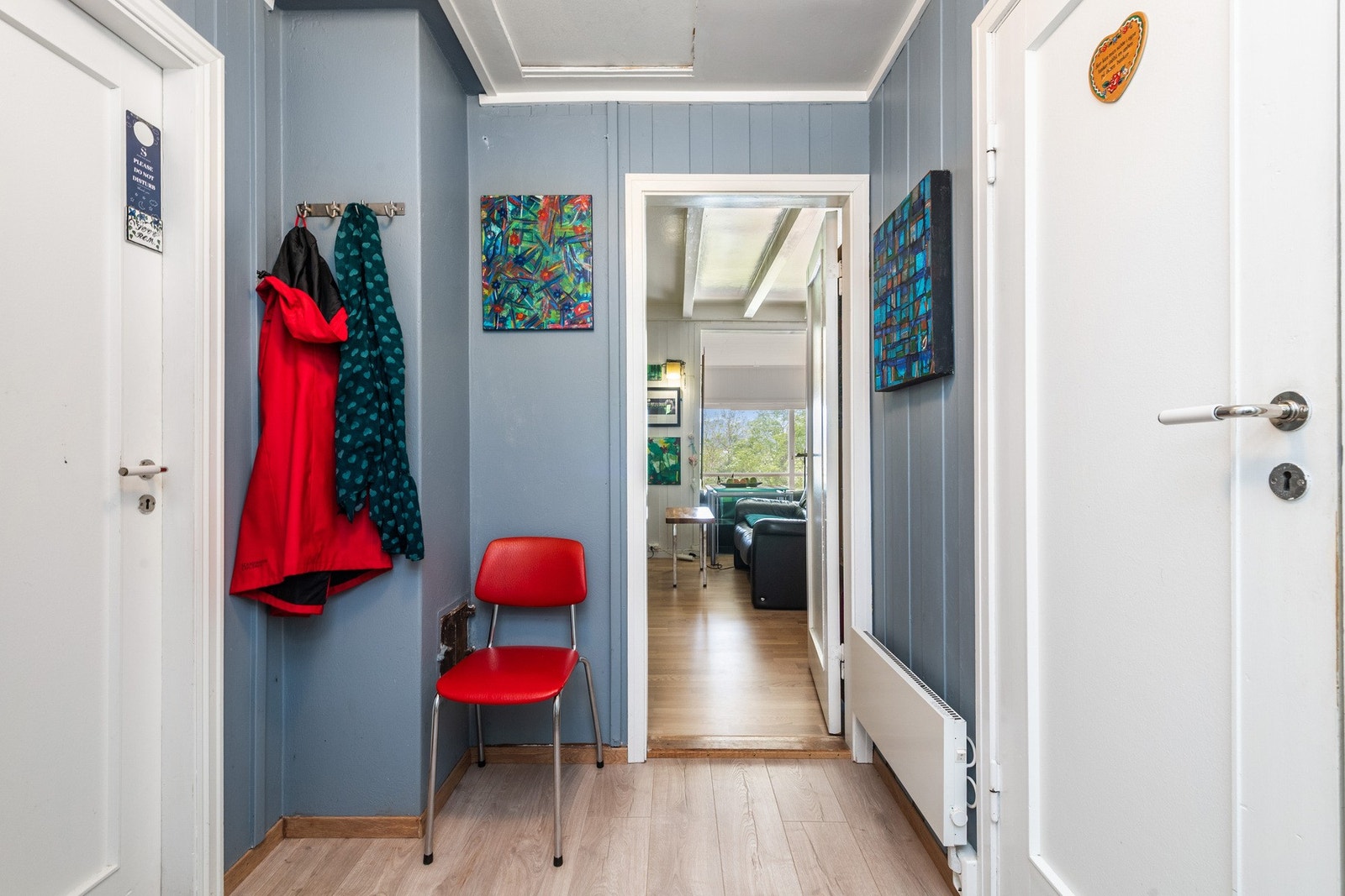 Inngangsparti med plass til å henge av seg. Galleribilde