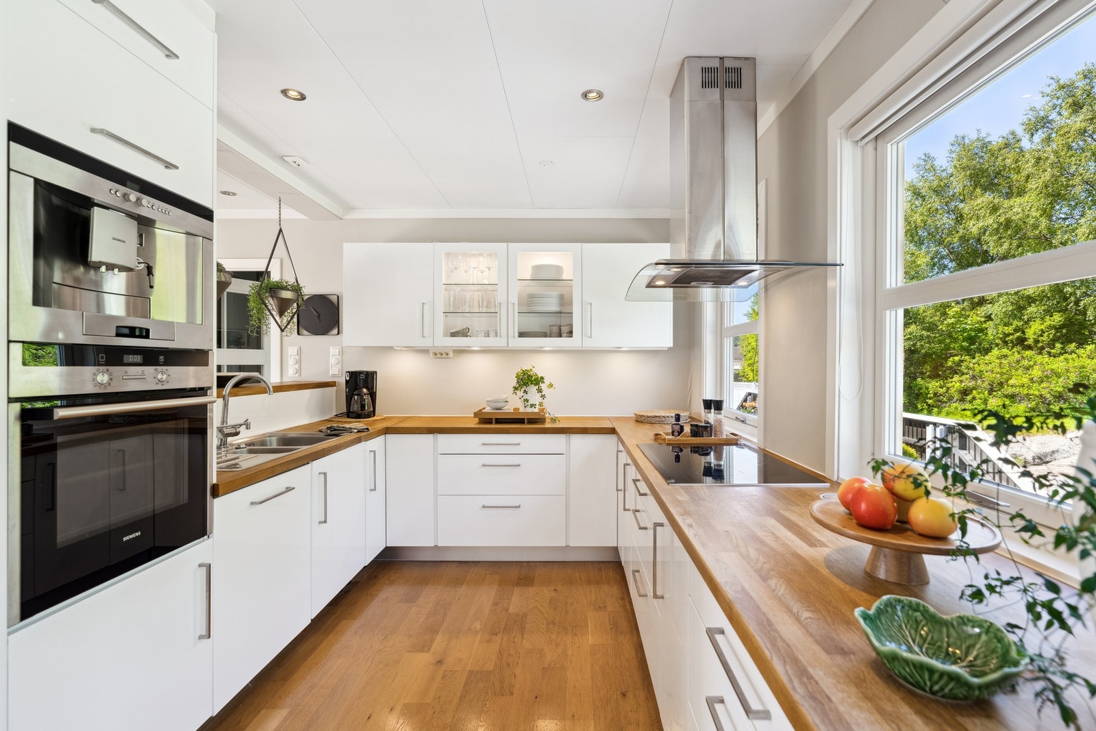 God utforming gir rikelig med både arbeidsplass og lagringsmuligheter. Galleribilde