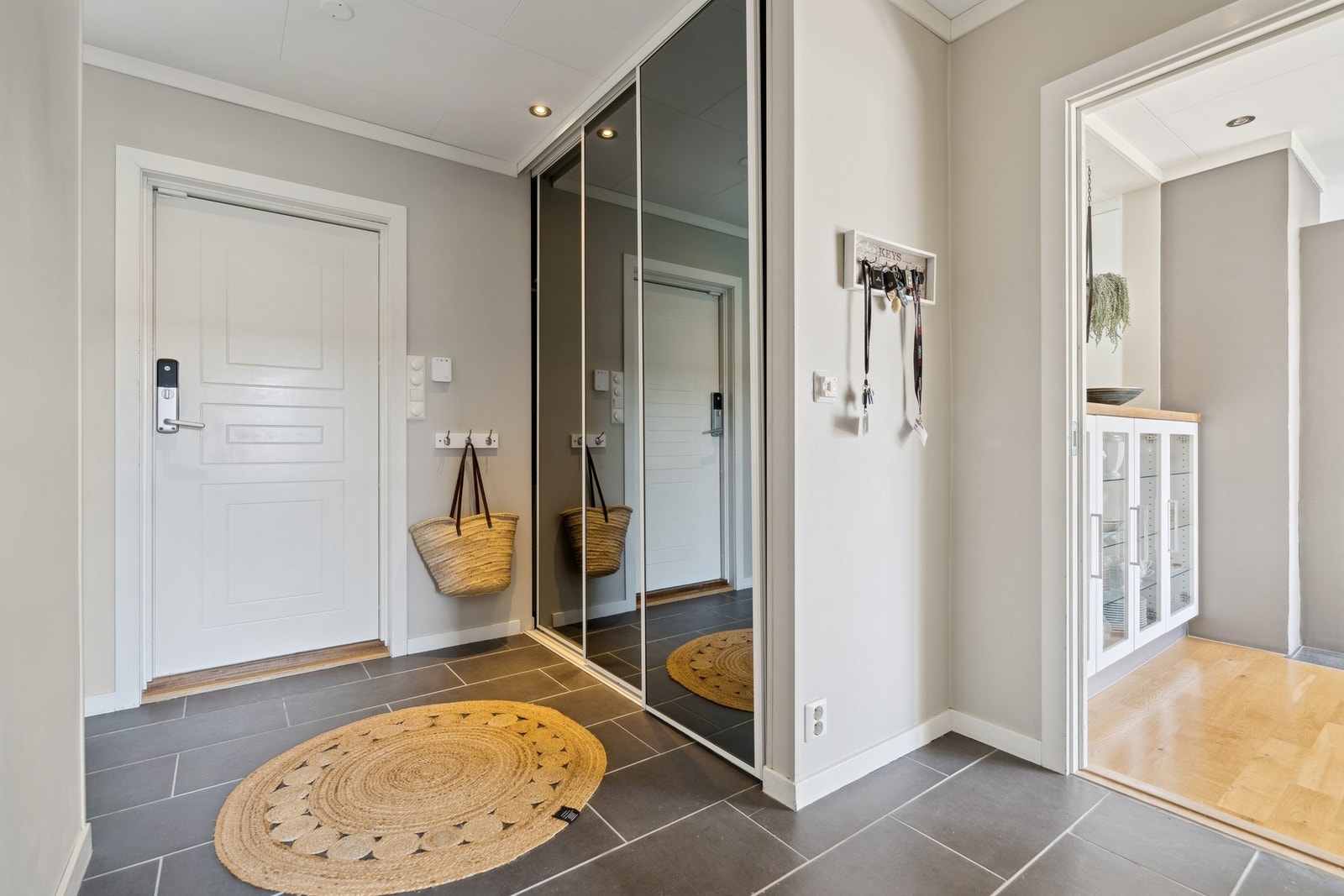 Entré i hovedetasjen med stor skyvedørsgarderobe og gulvvarme. Galleribilde