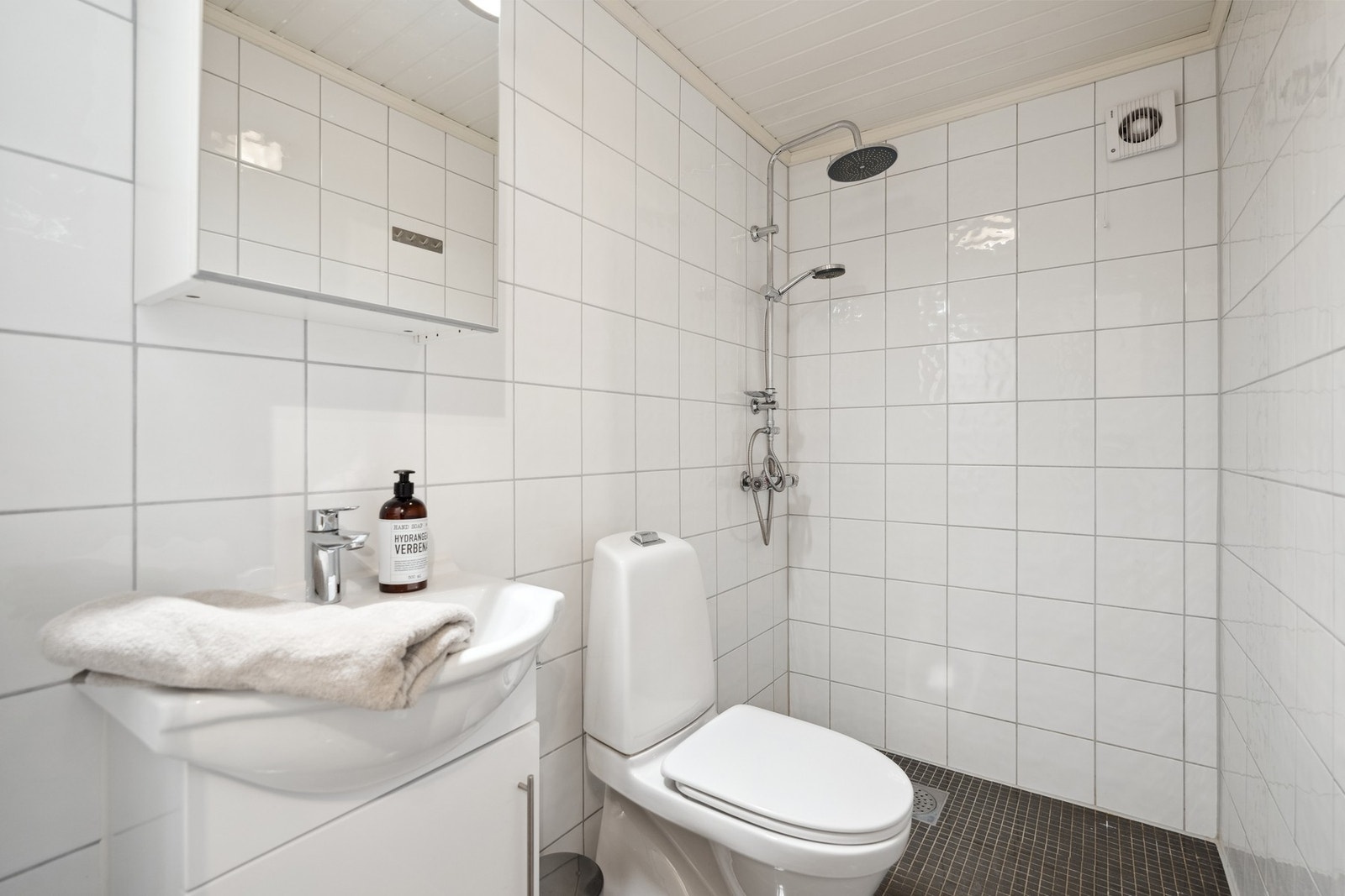 Bad i førsteetasjen med varmekabler. Galleribilde