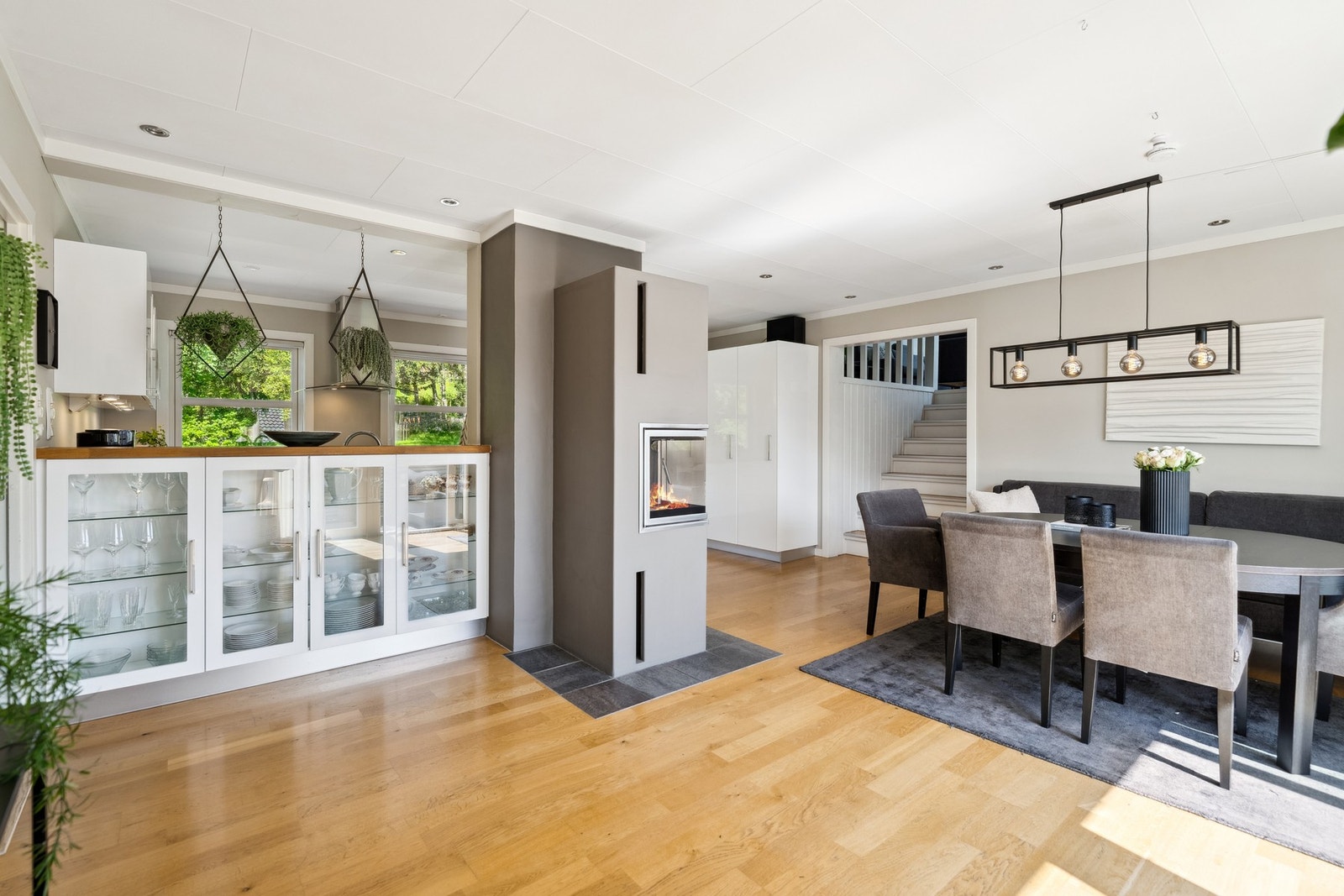 Boligen er på ca. 190 m² og har en praktisk planløsning fordelt over to etasjer, med mulighet for alt på ett plan. Galleribilde