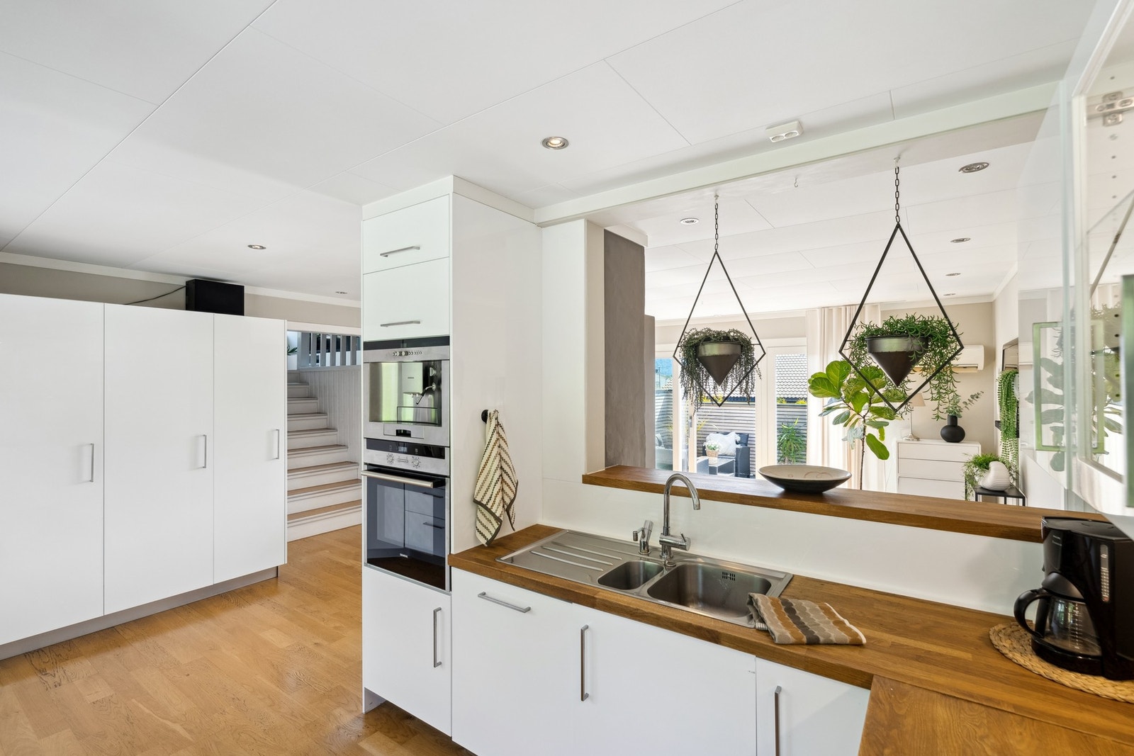 Lyst og trivelig kjøkken med innredning fra Nettoline. Galleribilde