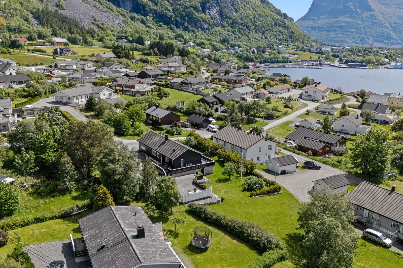 Romslig tomt på ca. 1,2 mål. Galleribilde