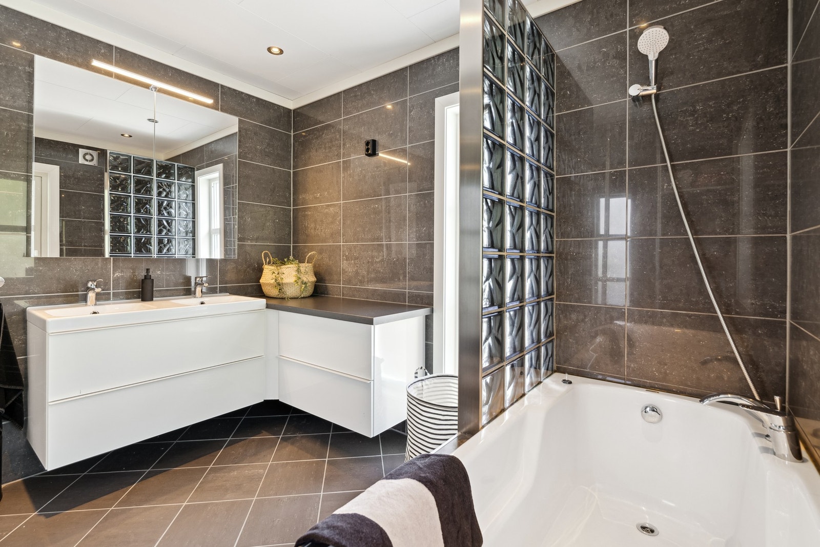 Gode lagringsmuligheter i servantskap og vegghengt glasskap. Galleribilde