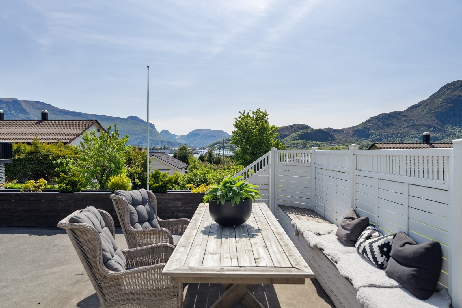 Det er fin utsikt fra store deler av boligens uteområder, samt gode solforhold. Galleribilde