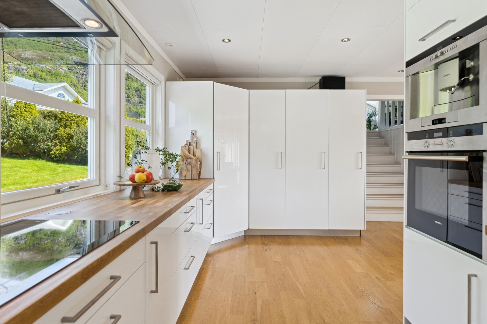God skapplass og integrerte hvitevarer som stekeovn, induksjonstopp, kaffemaskin, oppvaskmaskin og kjølehjørne. Galleribilde