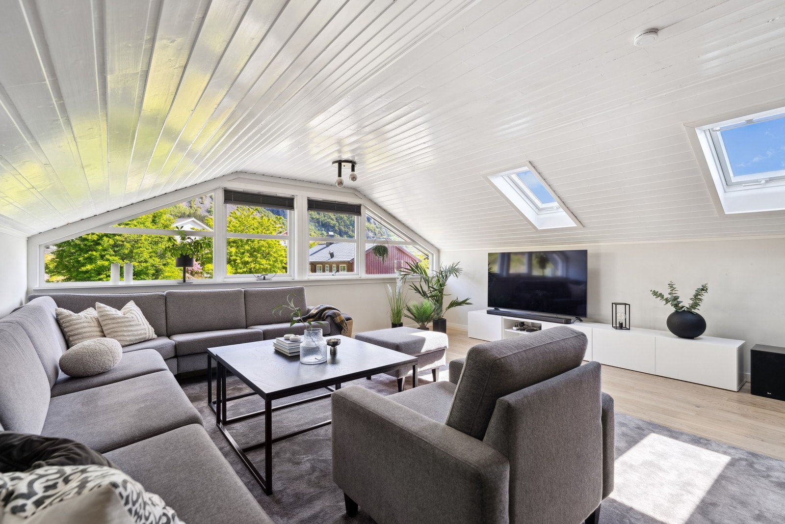 Fra stuen fører en trapp opp til TV-stue som ligger over garasjen. God plass til en stor sittegruppe. Galleribilde