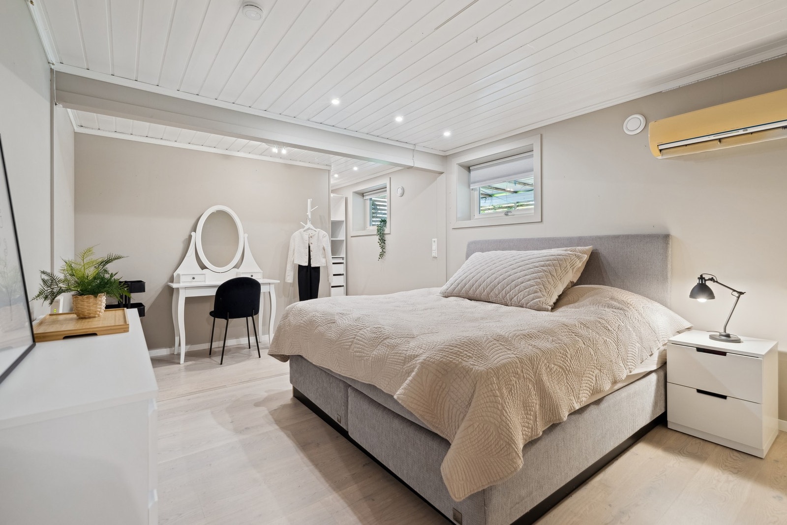 Stort soverom i førsteetasjen med parkett, downlights, varmepumpe og varmekabler. Eget walk-in bakerst i soverommet. Galleribilde