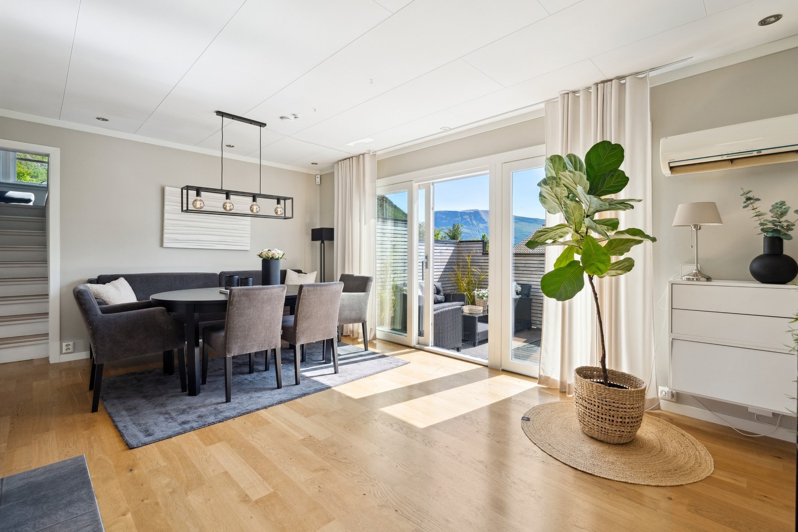 Romslig stue med store sørvendte vindusflater. Det er direkte adkomst til terrasse med gode solforhold. Galleribilde