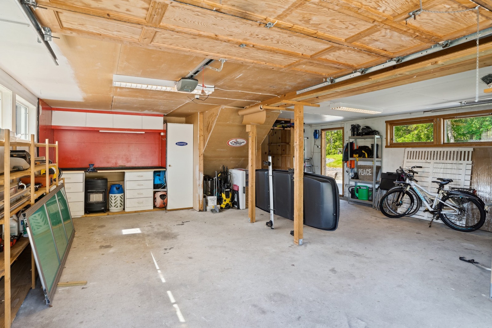 Stor og praktisk dobbelgarasje med elektriske portåpnere. Galleribilde