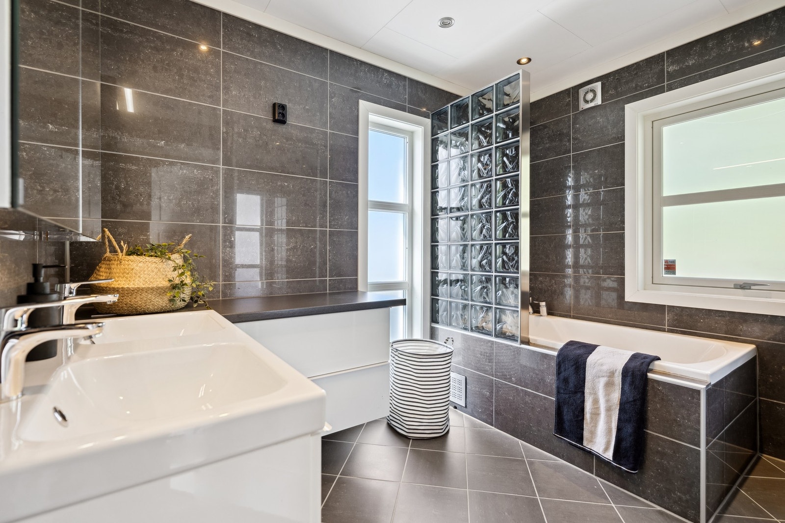 Fint og moderne bad i hovedetasjen med dusj-/badehjørne, dobbel servant og gulvvarme. Galleribilde