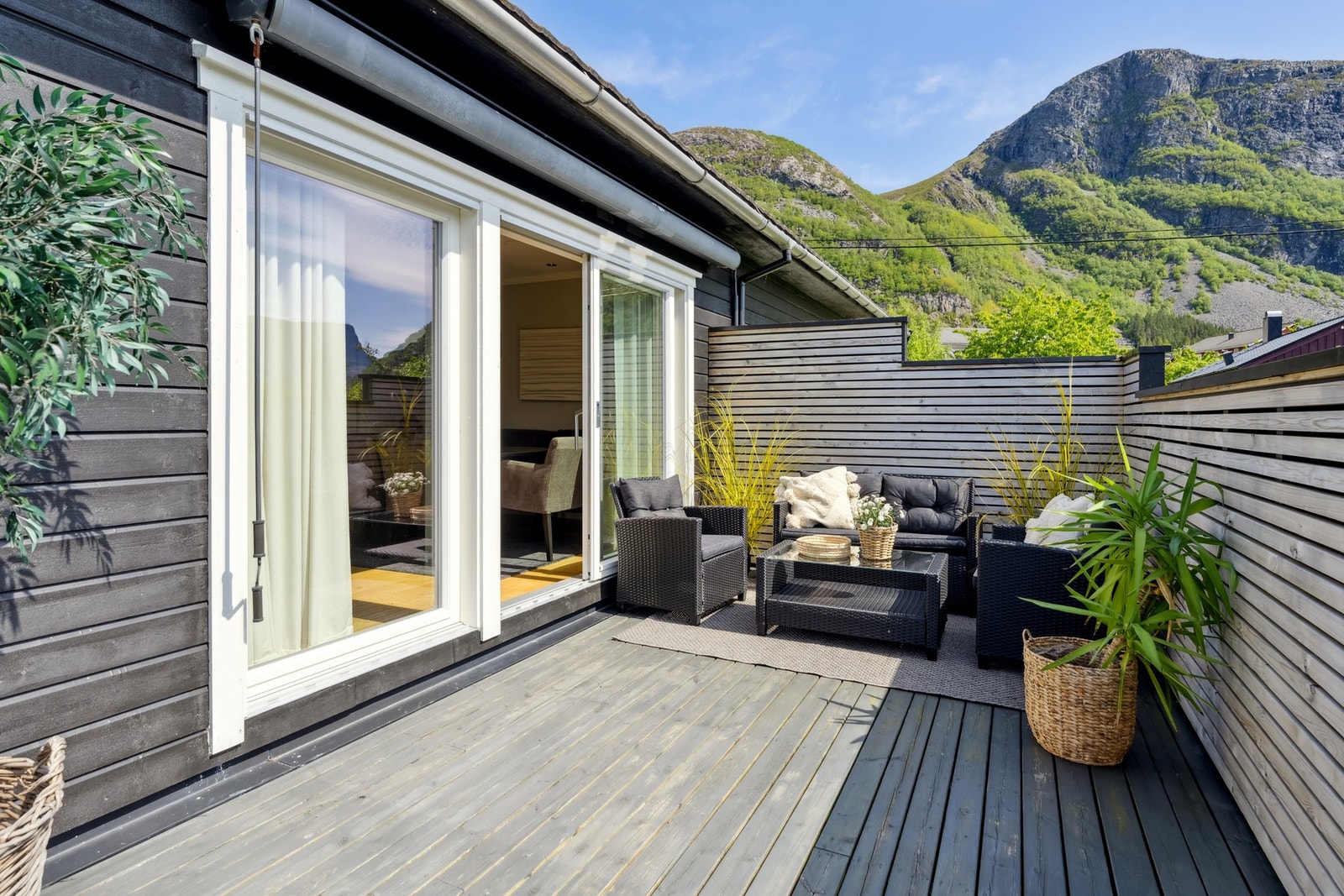 Stor terrasse/veranda på 170 m² som strekker seg rundt store deler av huset. Galleribilde