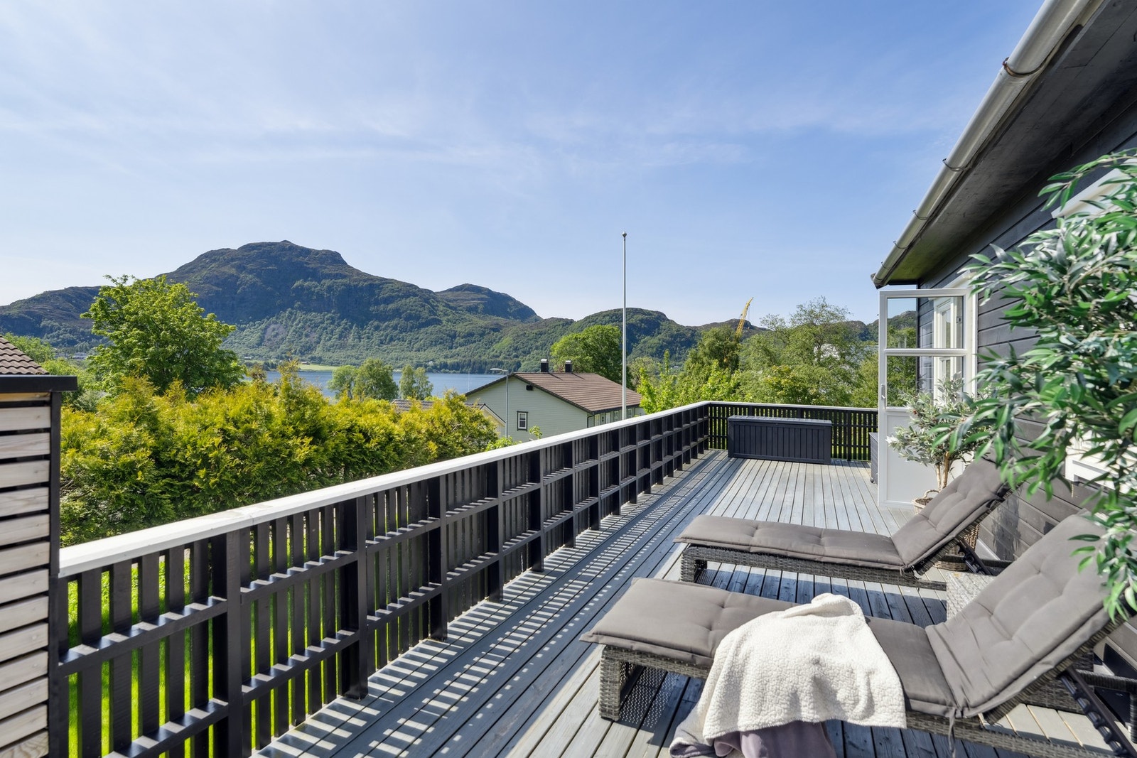 Fra balkongen er det fin utsikt mot fjord og fjell, samt gode solforhold store deler av dagen. Galleribilde