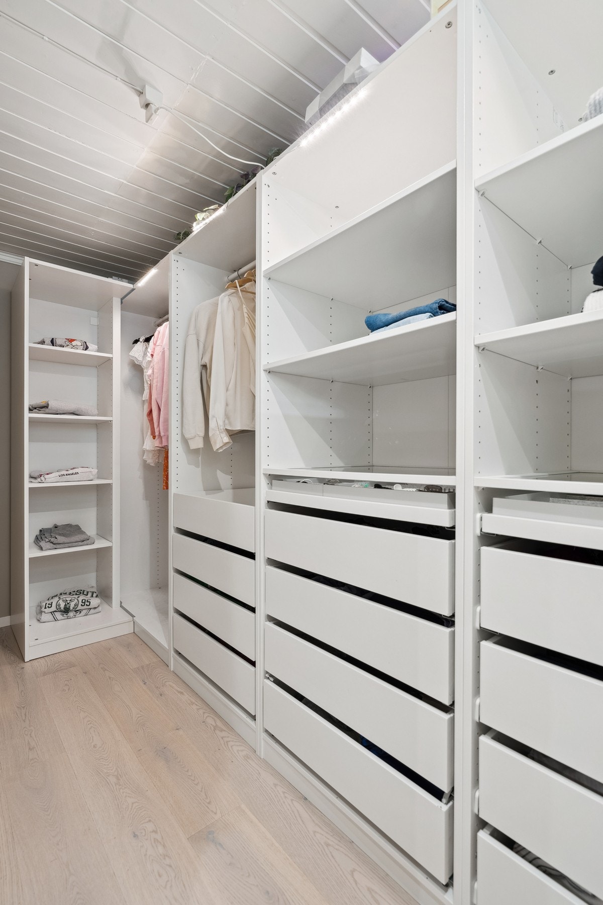 Walk-in-closet tilknyttet det største soverommet i førsteetasjen. Galleribilde