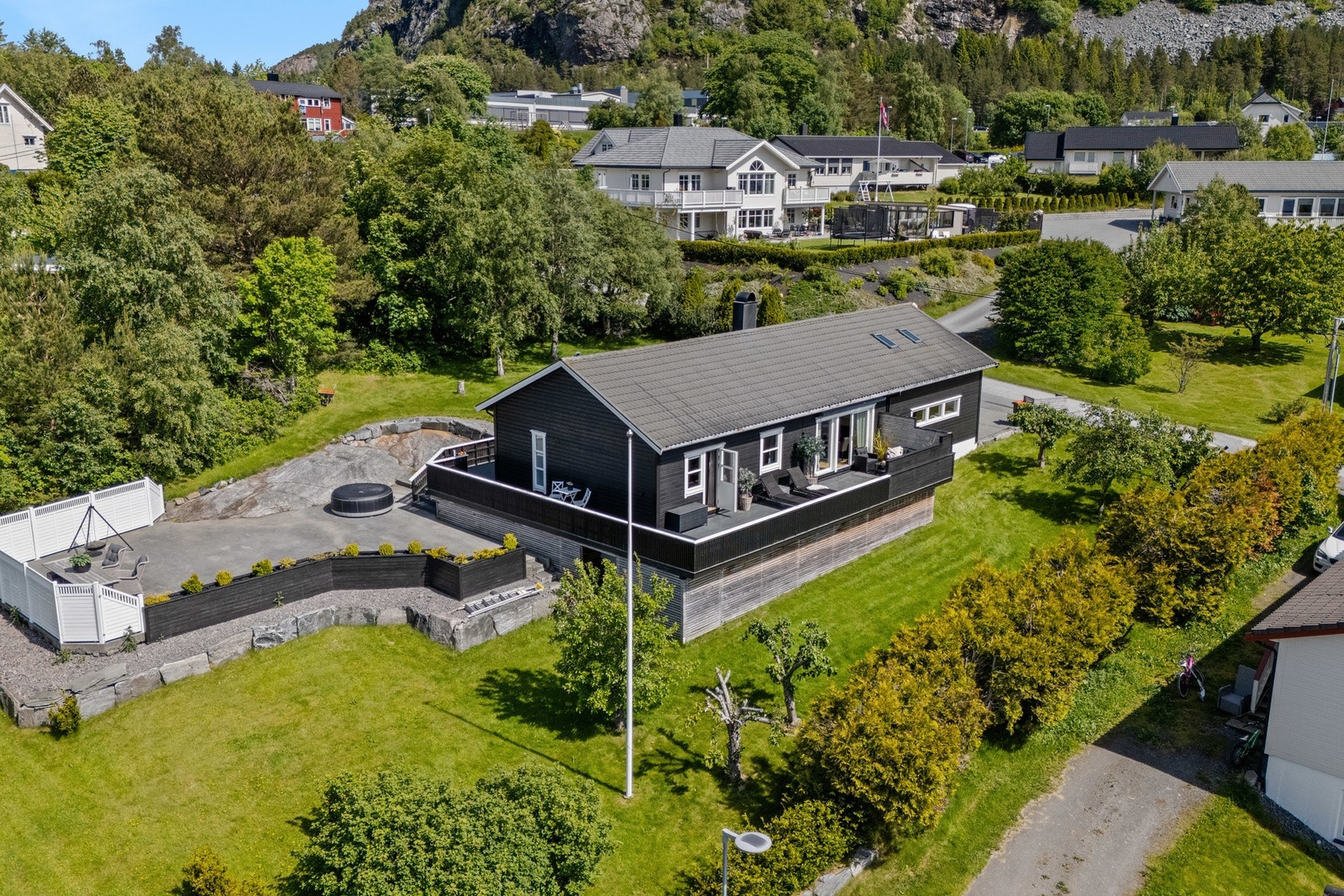 Velkommen til Gjerdevegen 21 - presentert av EiendomsMegler 1 ved Amund Sønslien. Galleribilde