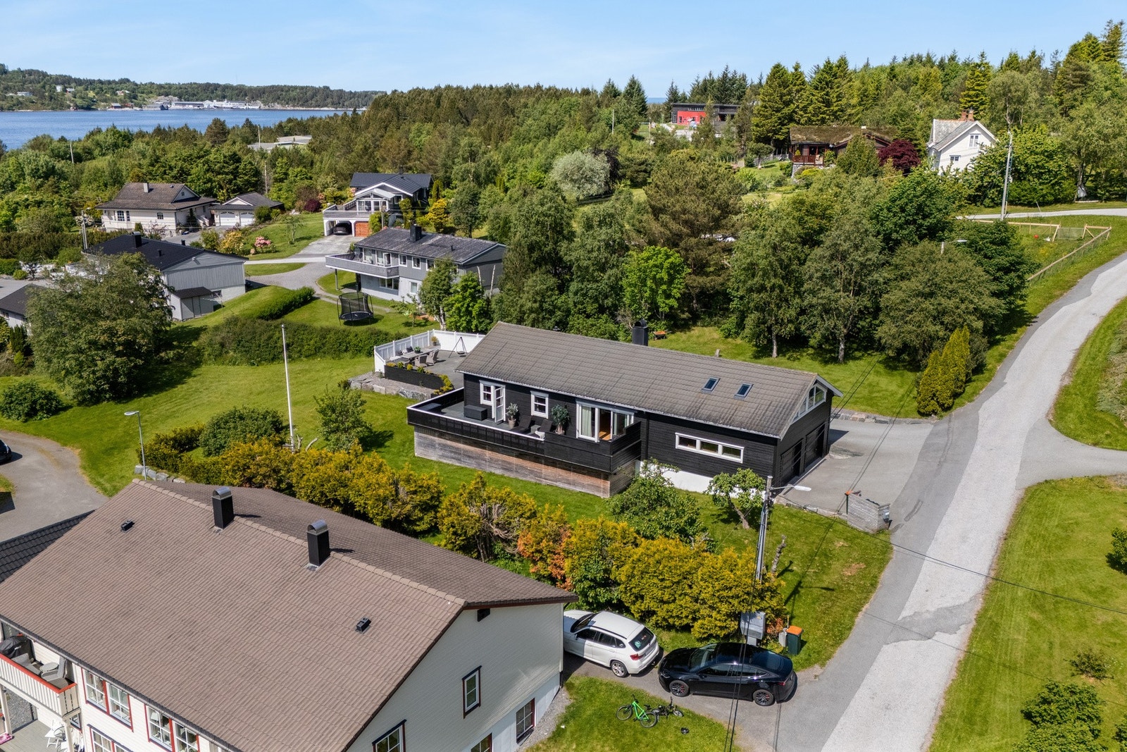 Boligen ligger svært fint til, rett nord for Midsund sentrum, med gangavstand til blant annet skole og fotballbane. Galleribilde