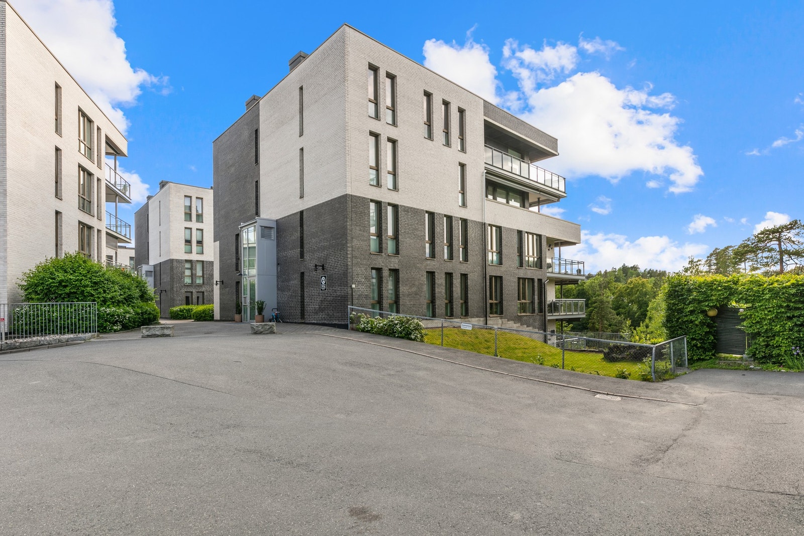 Leiligheten inngår i et moderne boligkompleks oppført i 2009 Galleribilde