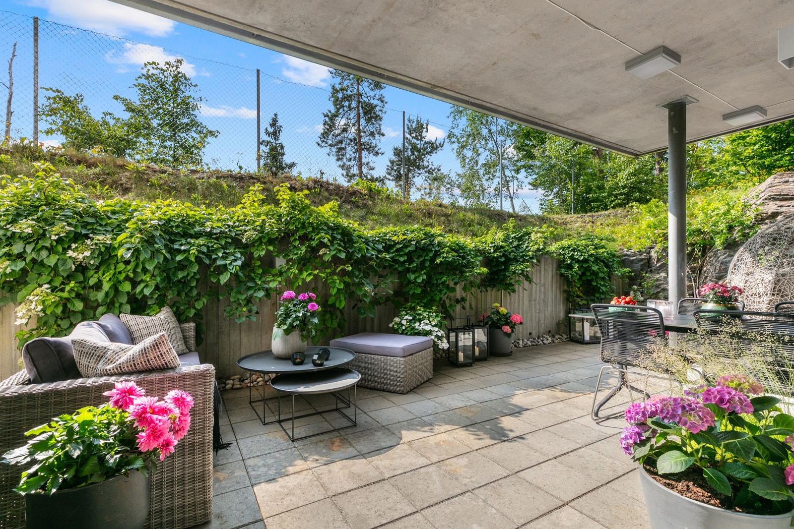 Med leiligheten følger en solrik og privat vestvendt markterrasse på hele 37 m2 Galleribilde