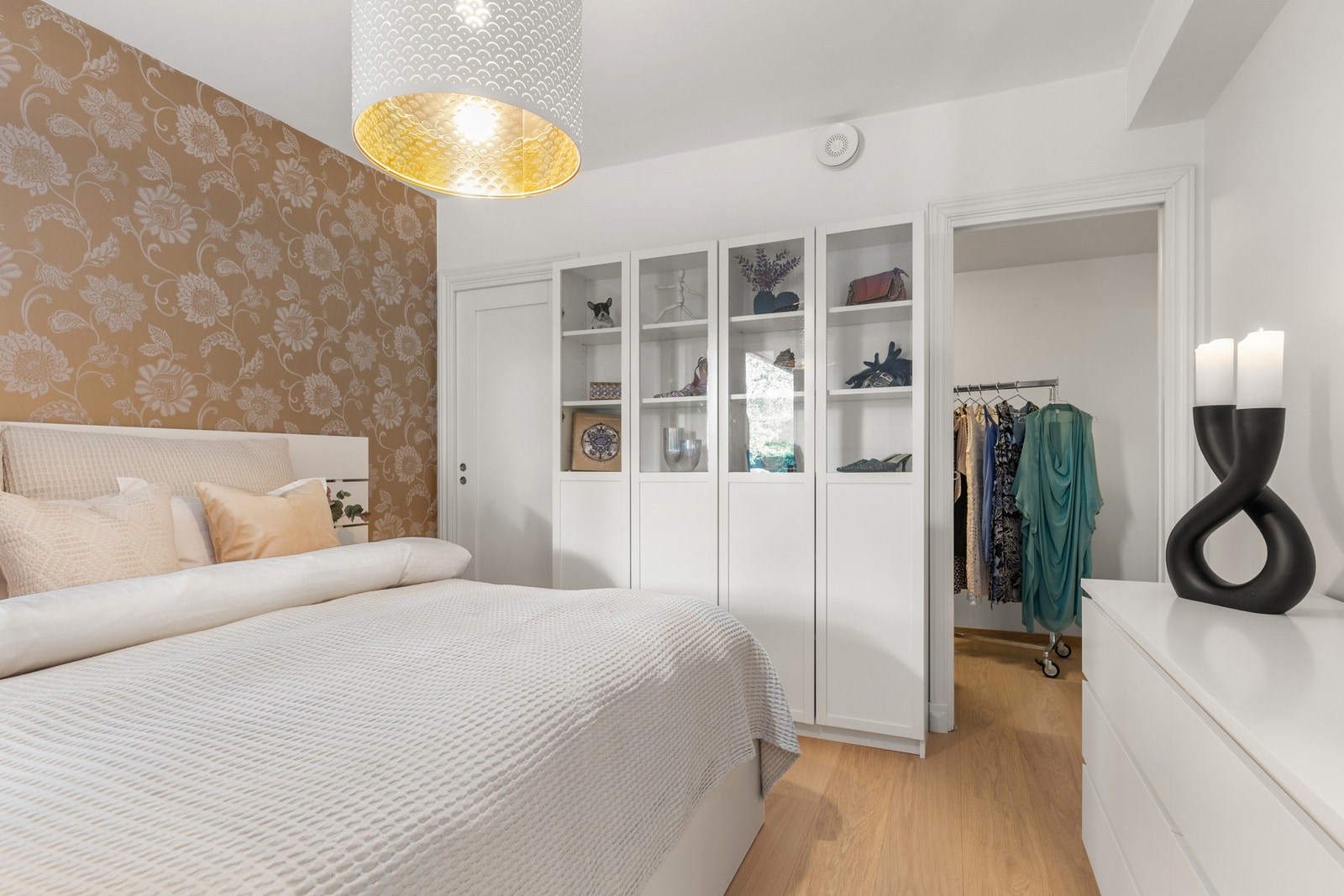Hovedsoverom har skyvedørsadkomst (2 dører) inn til en tilstøtende walk-in-garderobe som gir rikelig med oppbevaringsplass Galleribilde