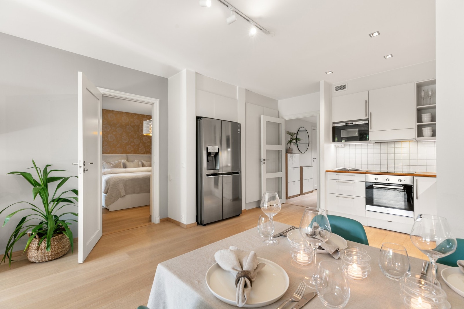 Stue har inngang til leilighetens to soverom Galleribilde