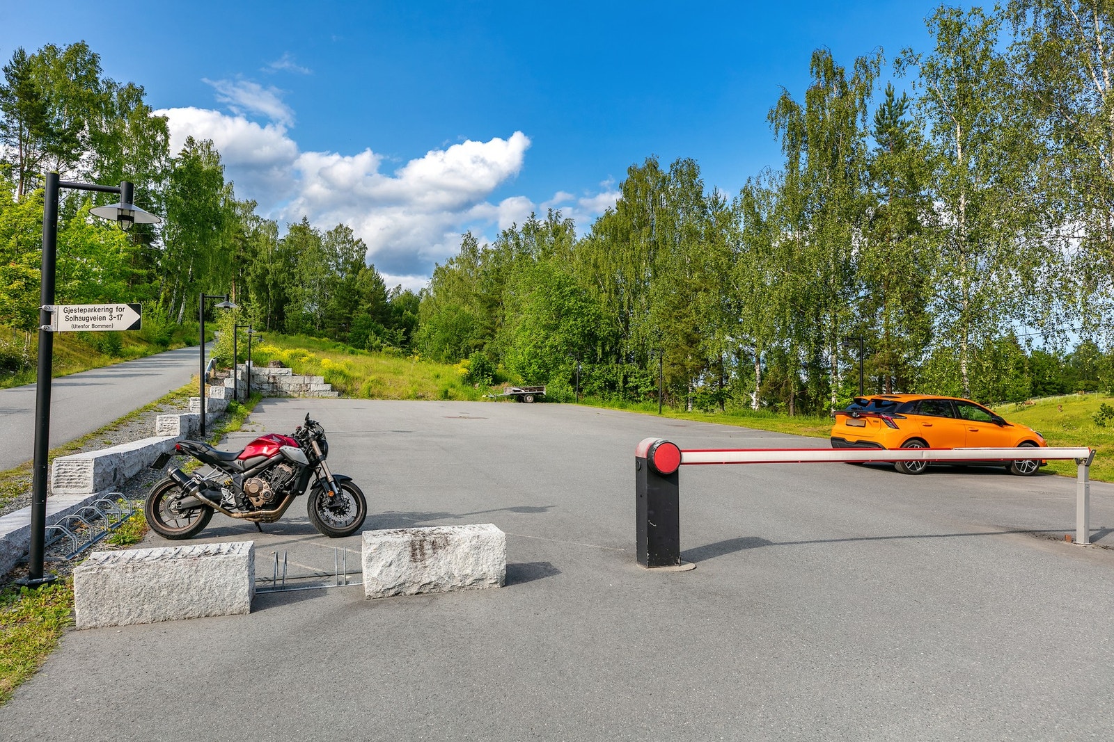 Det er mulighet for ekstra parkeringsplass innenfor bommen på uteområdet. Sameiet har også etablert gjesteparkering Galleribilde