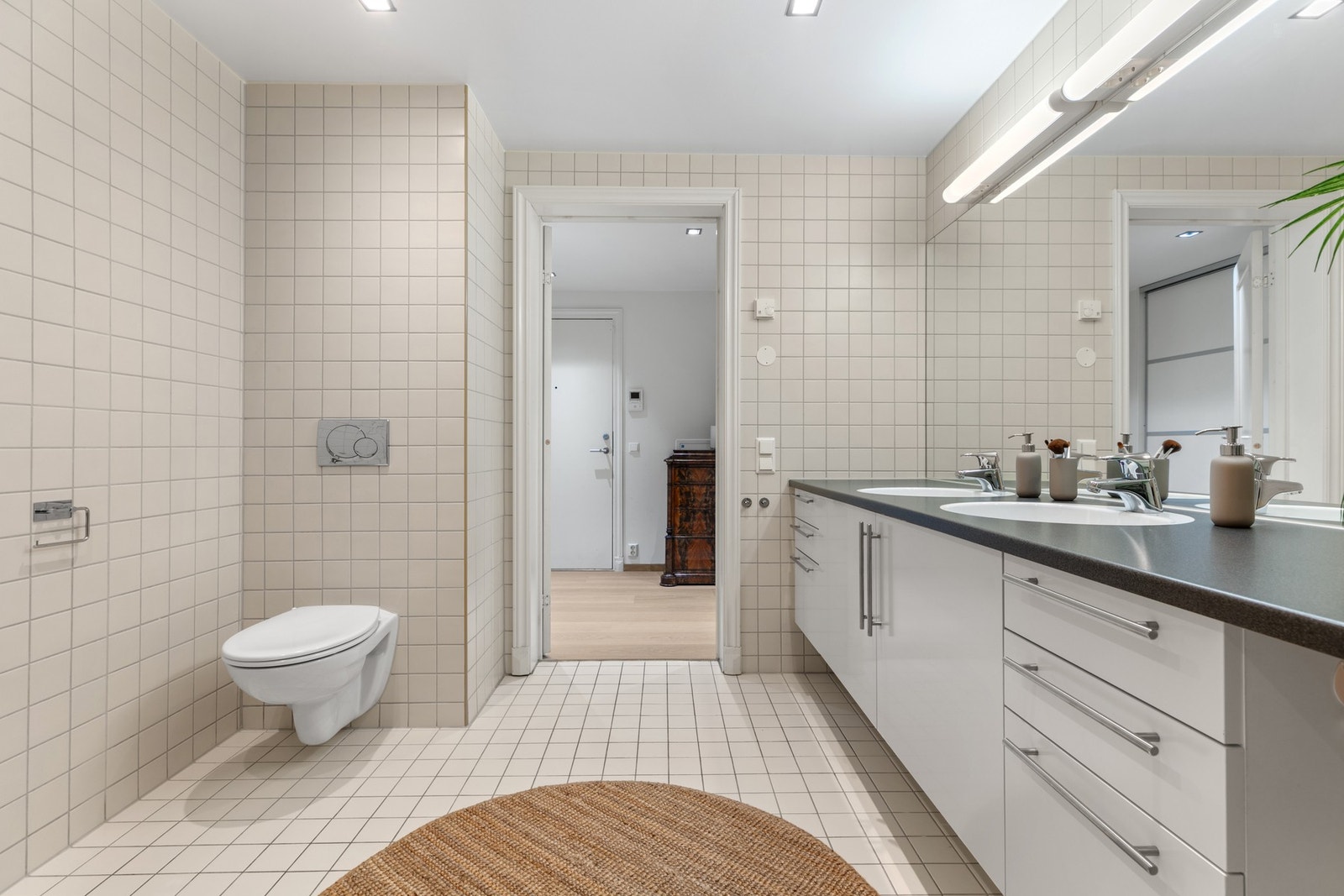Badet har flislagt vegger/gulv og behagelig vannbåren gulvvarme Galleribilde