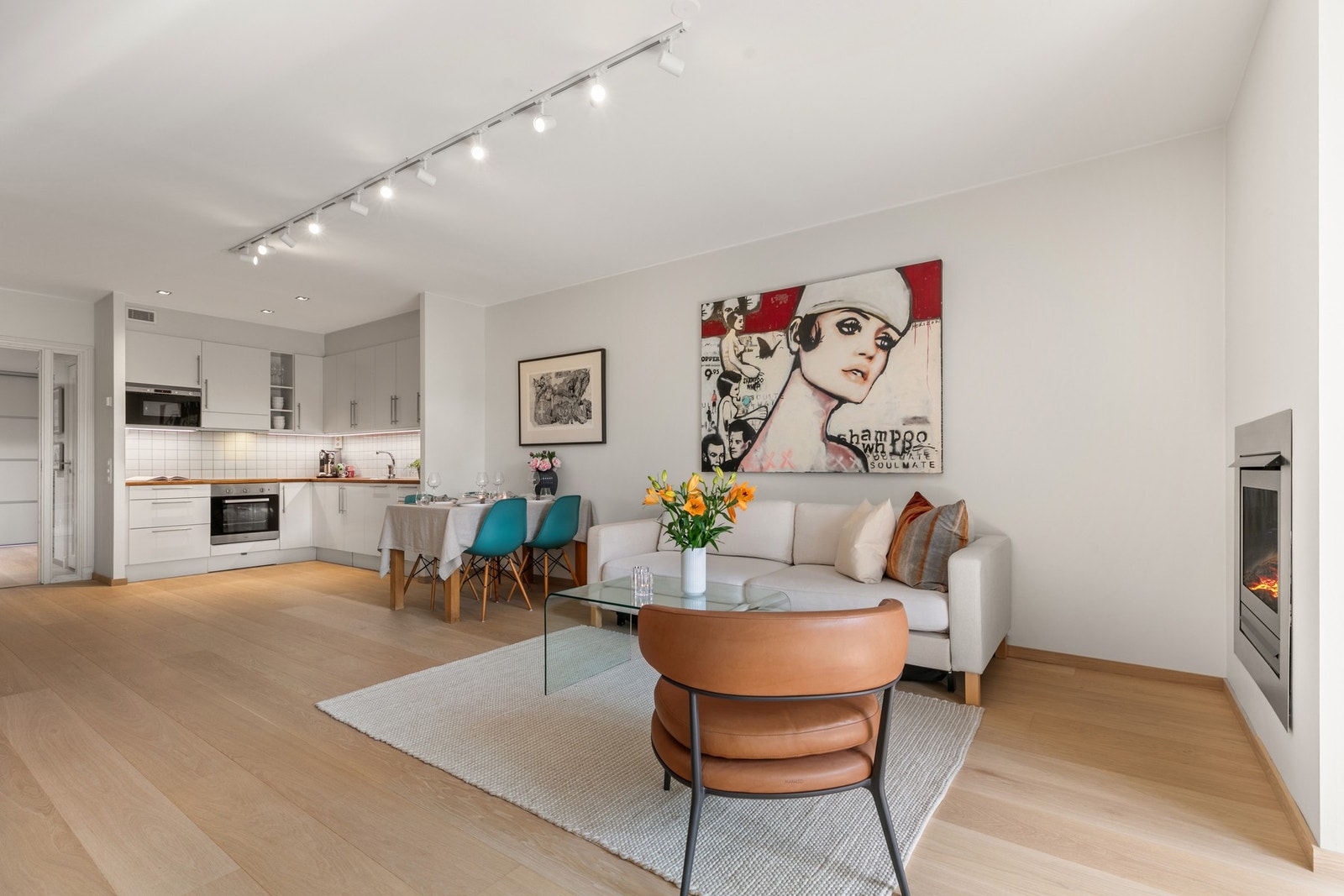 Stue/kjøkken har fin romslighet med plass til sofagruppe, TV-møblement og spiseplass Galleribilde