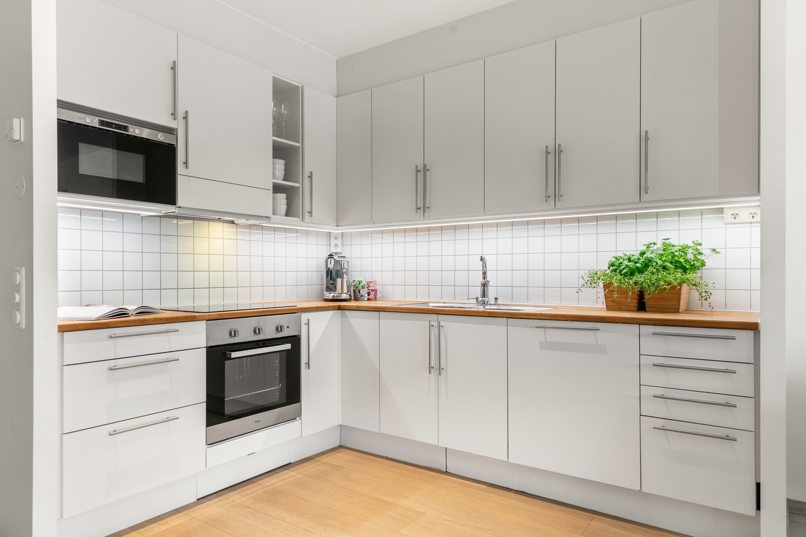 Innredningen har glatte fronter, benkeplater i oljet heltre og nedfelt kum av stål. Integrerte hvitevarer Galleribilde