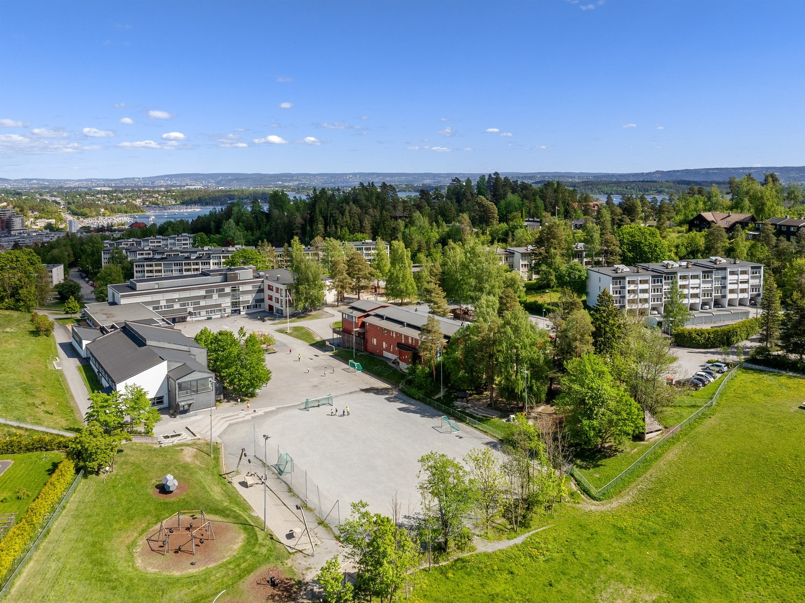 Den koselige gangstien langs hestejordet gir kun 5 minutters gangavstand til Jong skole/Jongskollen barnehage Galleribilde