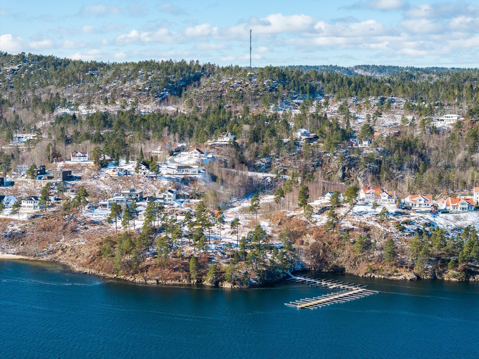Bryggeanlegget hvor det er mulighet for å leie båtplass ligger knapt 150 meter fra tomten Galleribilde