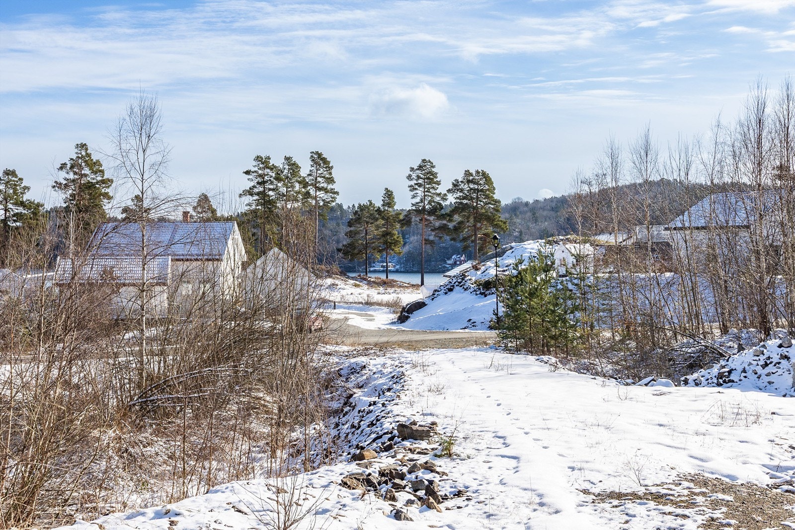 Sjøgløtt - Området mot sjøen er satt av til friluftsområde med sti til bryggeanlegg
og sandstrand Galleribilde