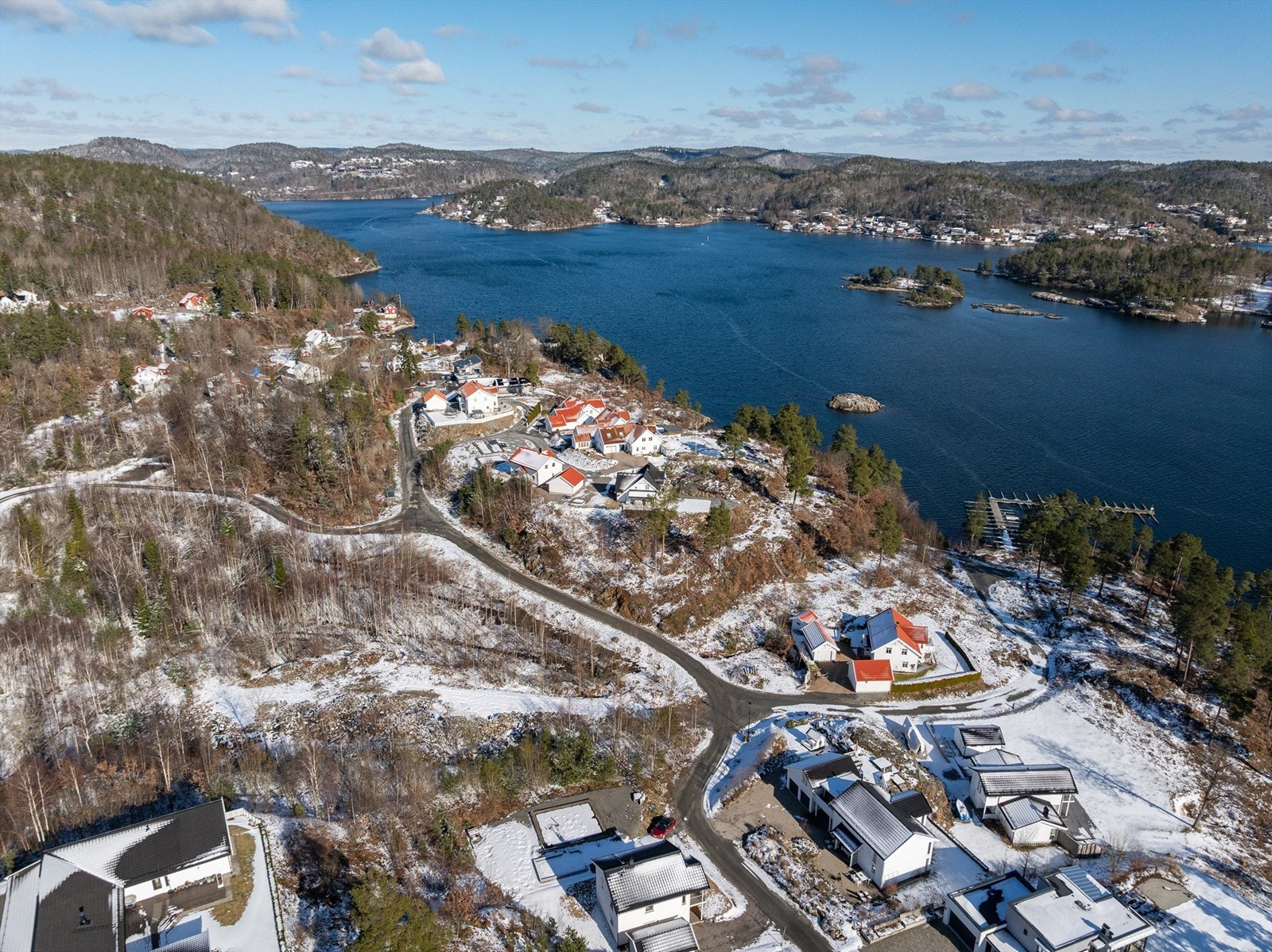 Utsikten er et hyggelig nabolag ca. 7 minutter fra Tvedestrand sentrum og ca. 20 min. fra Arendal Galleribilde
