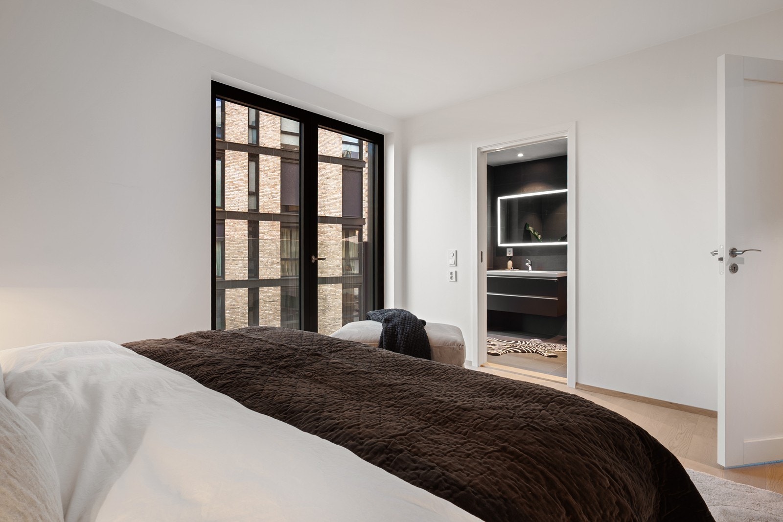 Hovedsoverommet har også en suite løsning med eget bad. Galleribilde