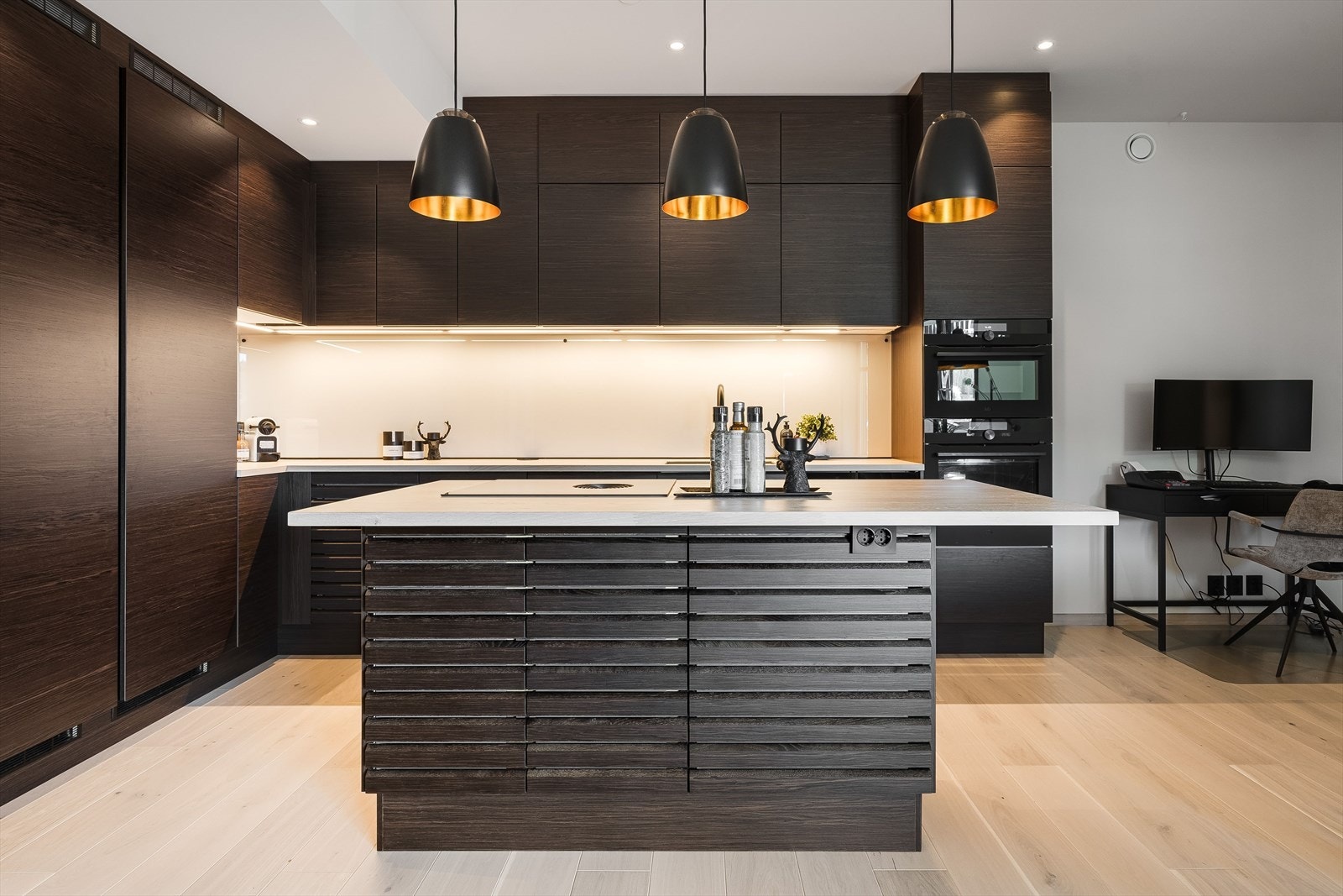 Lekkert og fullt utstyrt HTH-kjøkken med bla. 2 stekeovner (hvorav den ene er en kombiovn), helt kjøleskap, helt fryseskap, vinskap og Quooker. Galleribilde