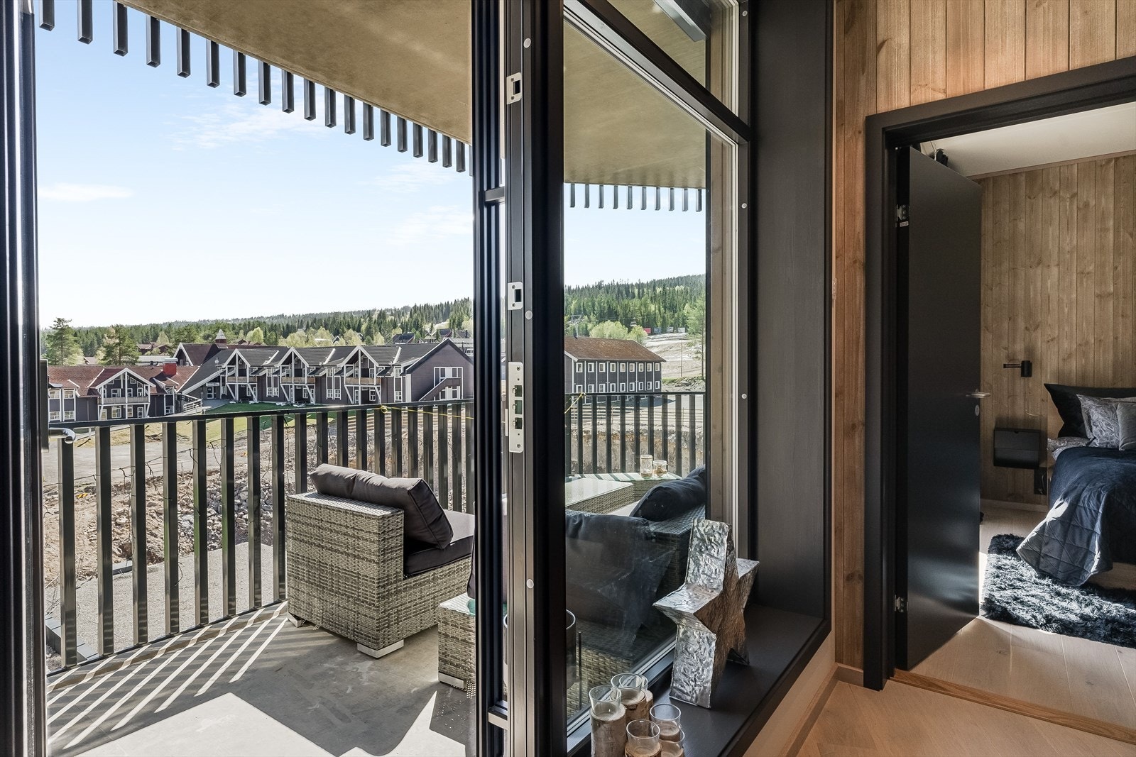 Fra stuen er det utgang til en flott vestvendt balkong på 13 kvm. Beliggenheten mot vest sørger for gode solforhold på ettermiddag og kveld. Galleribilde