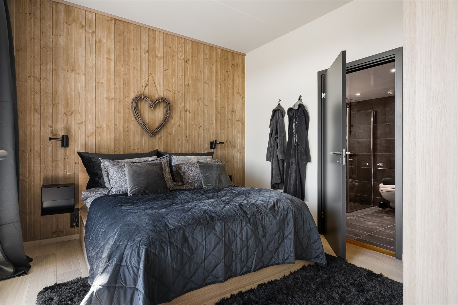 Hovedsoverommet er et stort og flott rom med tilknytning til eget baderom. Galleribilde