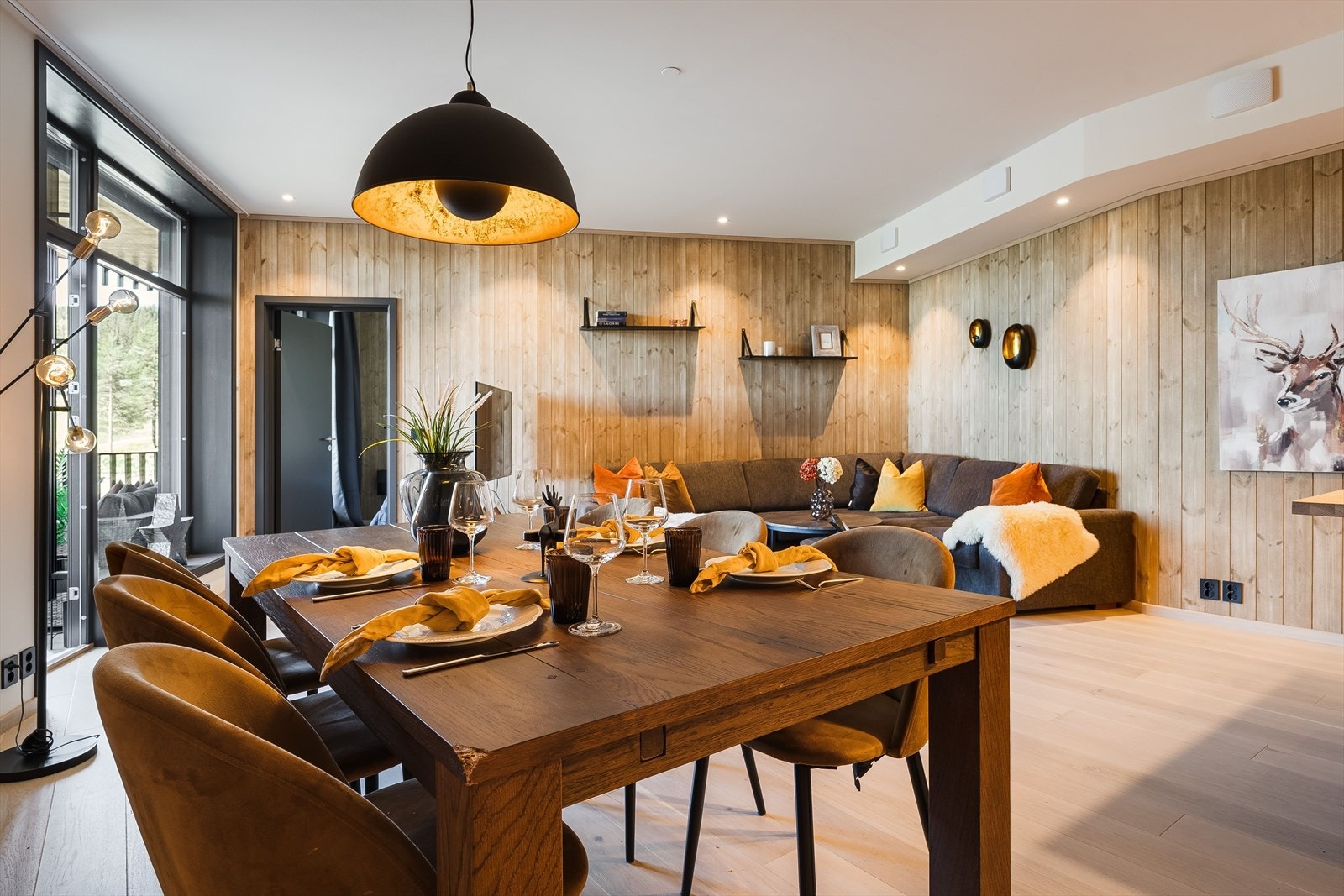 Leiligheten er ombygget og betydelig påkostet med ekslusive materialvalg! Galleribilde