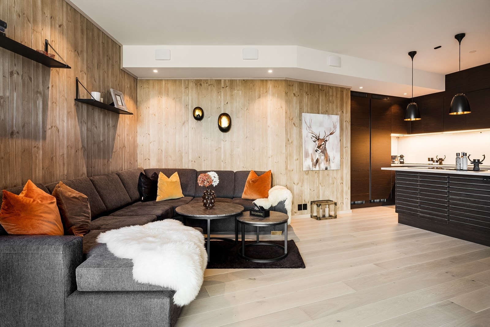 Leiligheten ligger i byggets 4.etasje med heisadkomst, og har en god planløsning med et stort og sosialt oppholdsrom, 3 soverom og hele 3 bad. Galleribilde