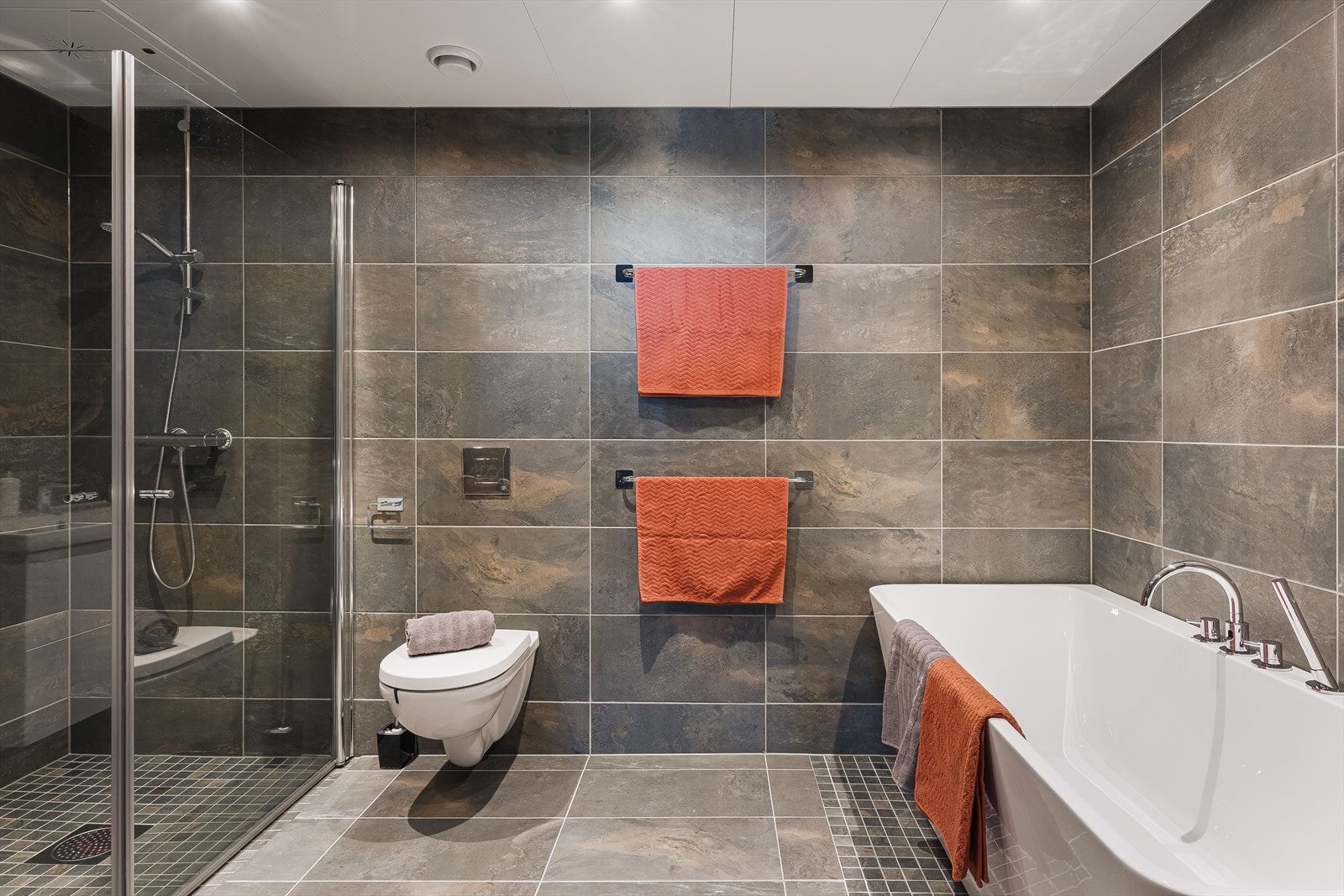 Baderom 3 er tilknyttet hovedsoverommet og er det største baderommet i leiligheten. Her er det i tillegg til toalett og dusj, satt inn et badekar. Galleribilde