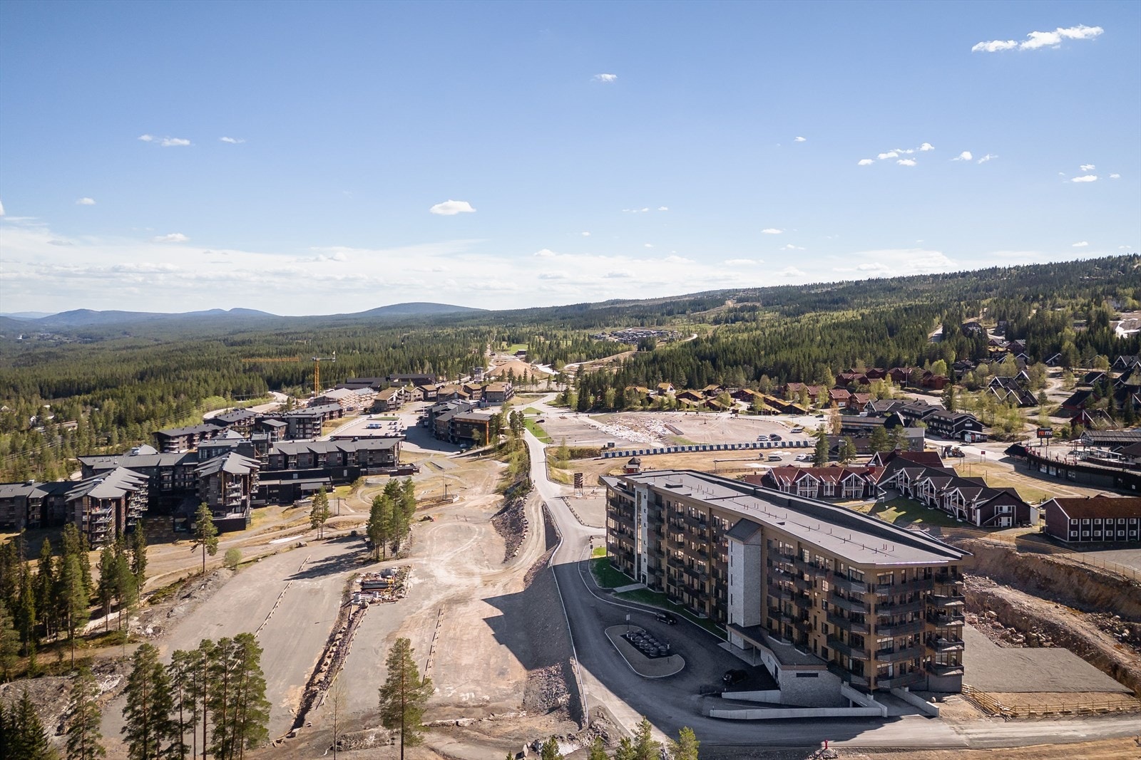 Her befinner du deg i umiddelbar nærhet tll Radisson Blu Hotel med basseng, spa og restauranter. Kort vei til velkomstsenteret, matbutikk og Peppes Pizza. Galleribilde