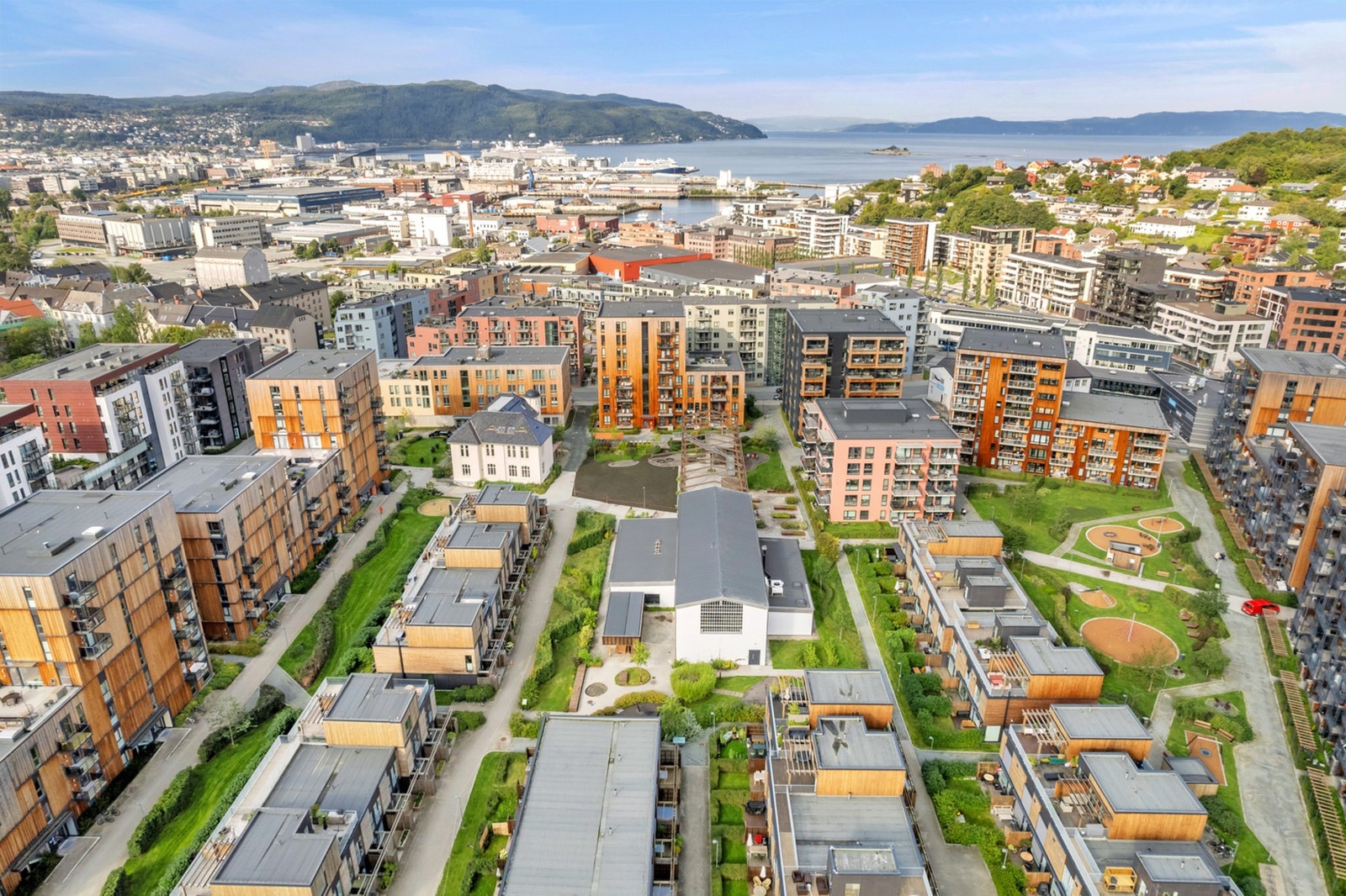 I kjernen av Lilleby finner du Maskinparken en liten spasertur fra boligen. Om sommeren er området pent opparbeidet med prydbysker, internstier og grønne flater. Galleribilde