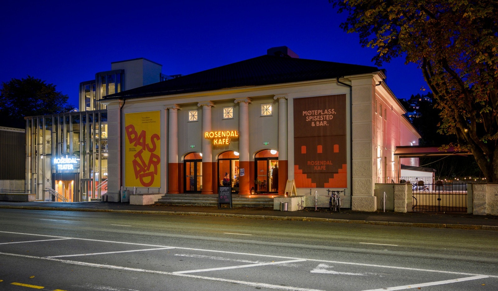Rosendal Teater og Kafé ligger kun en kort spasertur fra boligen. Galleribilde