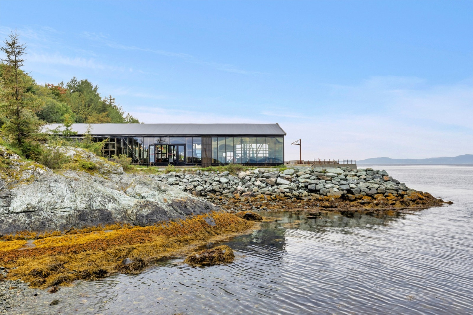 Ladekaia er en idyllisk plass som ligger langs populære Ladestien. Kun noen minutters gange fra boligen finner du starten på stien. Galleribilde