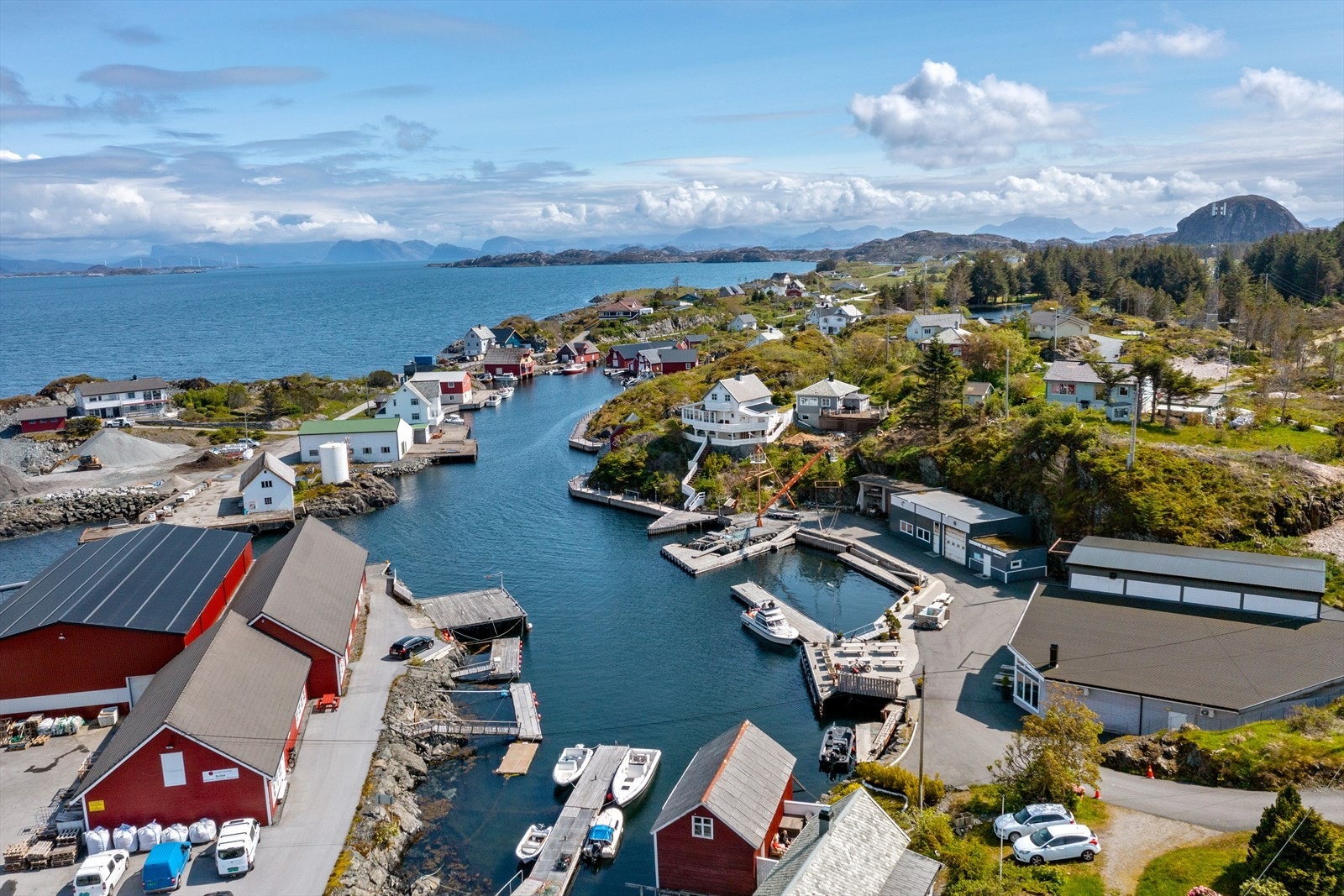 Dette er ei sjeldan kystperle med fantastisk plassering like ved Værlandet Gjestehamn Galleribilde
