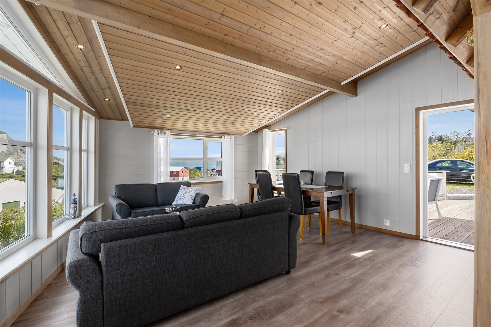 Bustaden har to romslege stover Galleribilde