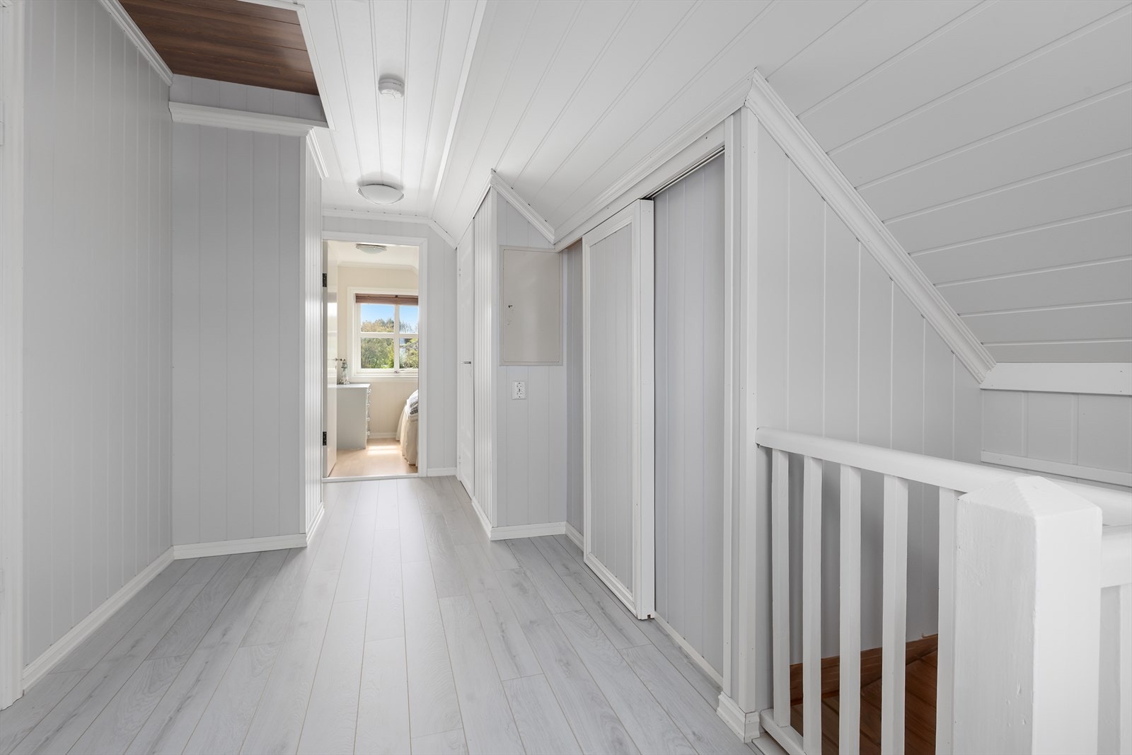 Velkommen opp! Lys og innbydande gang med moderne finish. Merk også god lagringsplass Galleribilde
