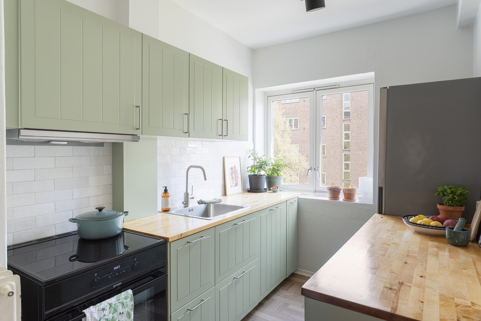 Kjøkkenet er fra 2023. I den forbindelse ble det lagt nytt gulv, og veggen på komfyrside ble rettet og flislagt Galleribilde