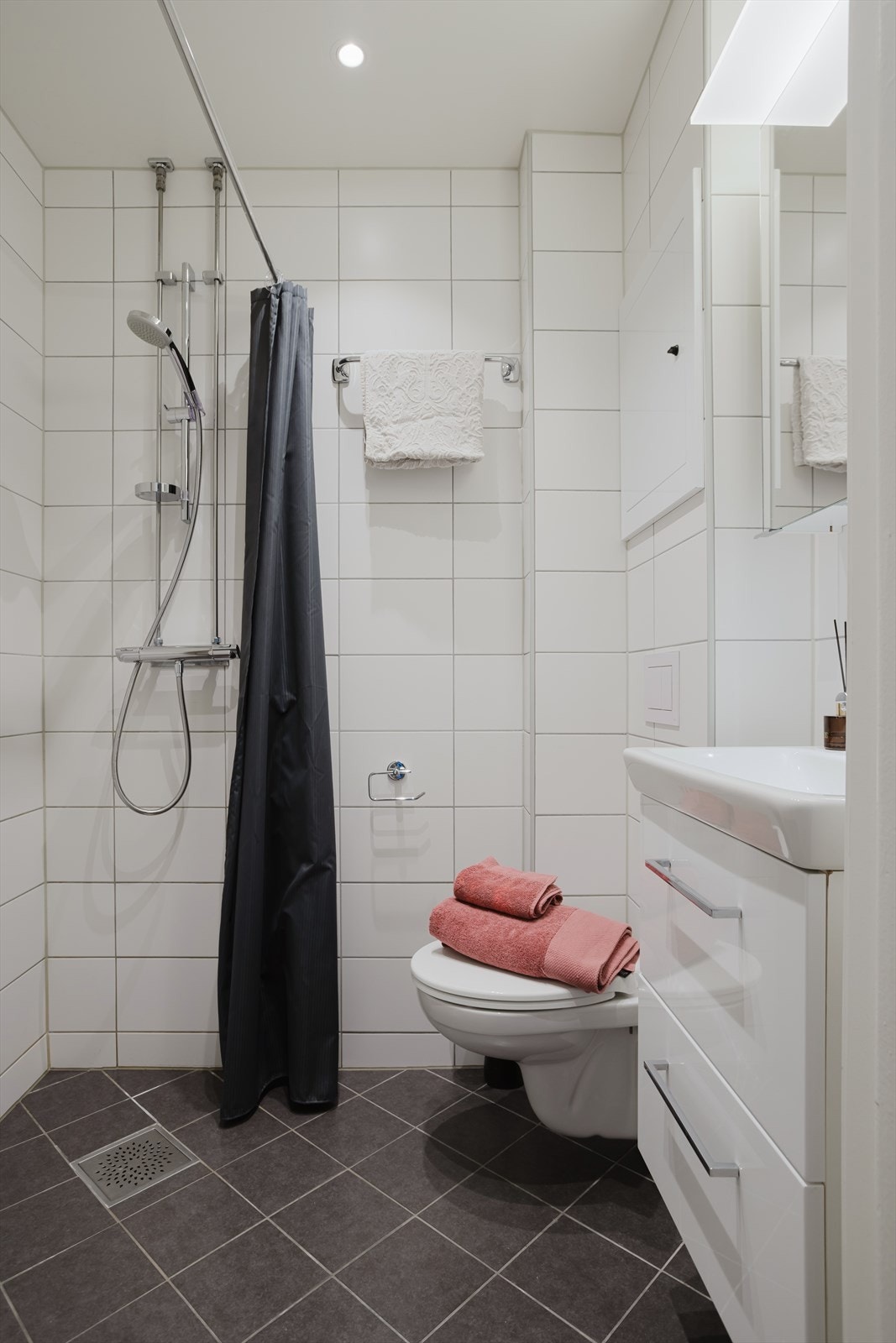 Badet har nå integrert himmelbelysning, gulvvarme og dusjhjørne! Galleribilde