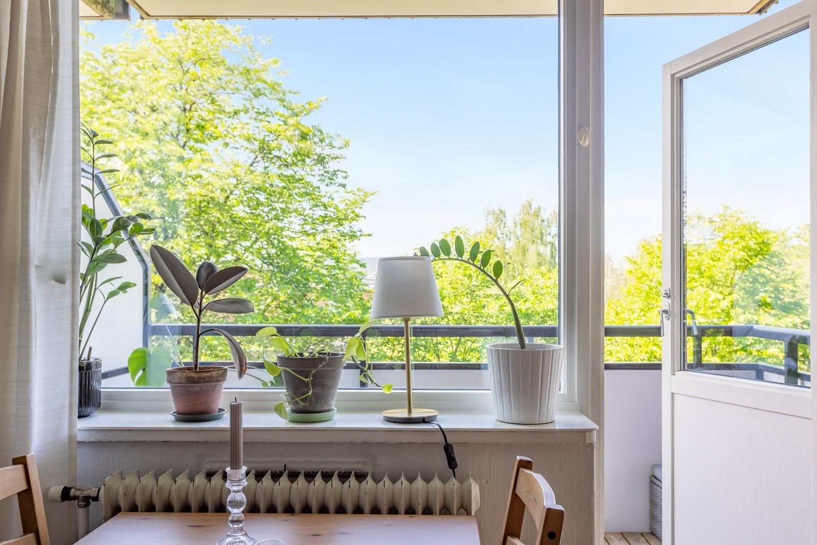 Fra stuen har man tilgang til balkongen Galleribilde