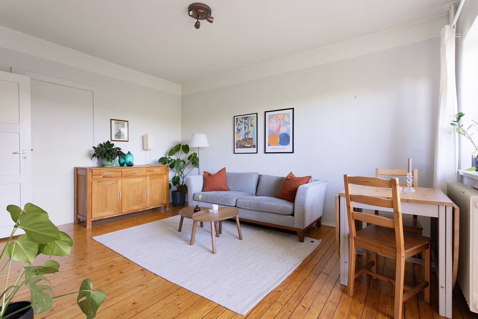 Stuen har en komfortabel romhøyde på 2.6 meter, og byr på gode møbleringsmuligheter Galleribilde